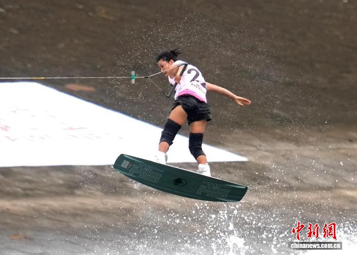 成都世运会金牌得主徐露：希望让世界看到滑水