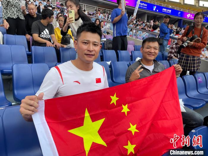 全盲女飞人刘翠青亚残运夺冠 曾经领跑员现场助