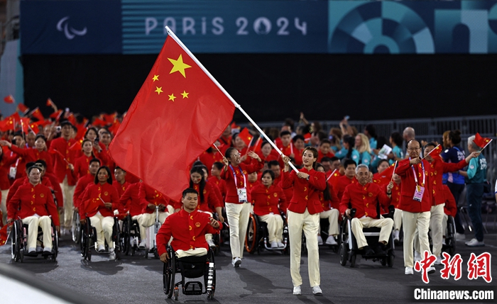 巴黎残奥会开幕中国红闪耀协和广场