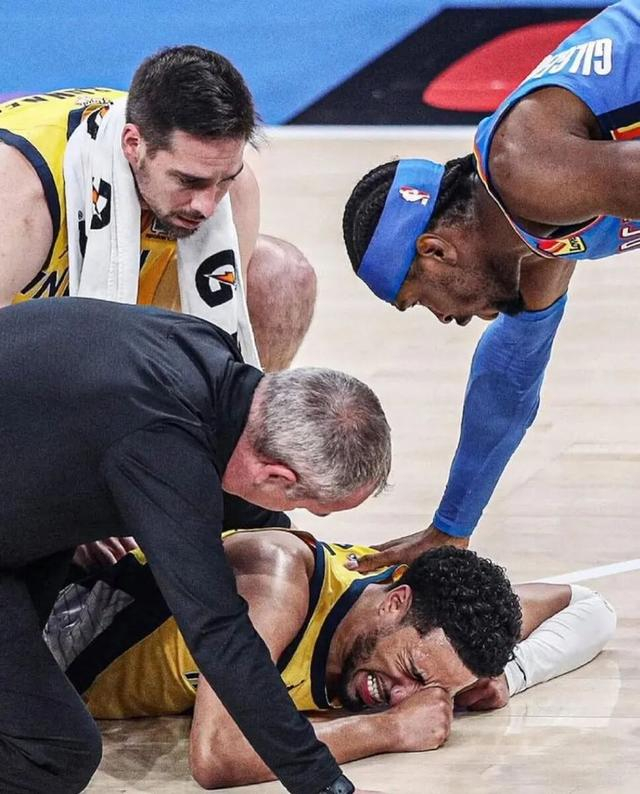 步行者15连败陷深渊 祖巴茨首战遭肘击退赛