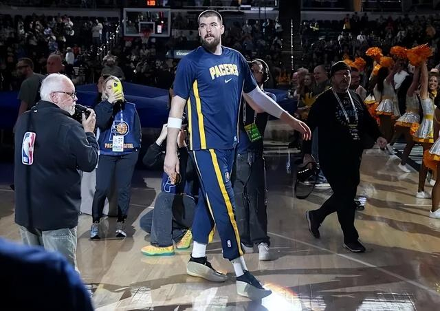 步行者15连败陷深渊 祖巴茨首战遭肘击退赛