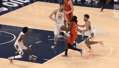 步行者15连败陷深渊 祖巴茨首战遭肘击退赛