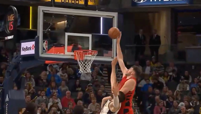 步行者15连败陷深渊 祖巴茨首战遭肘击退赛