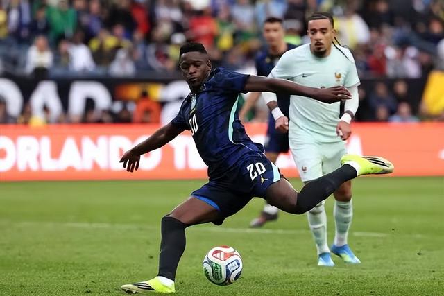 巴西队迎战克罗地亚 马尔基尼奥斯复出维尼修斯