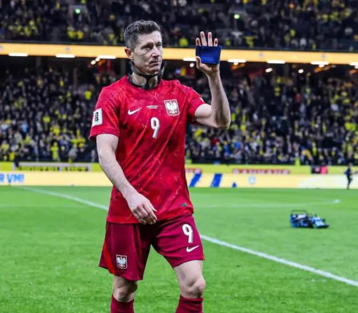 莱万面临续约与转会抉择 博涅克力荐尤文图斯