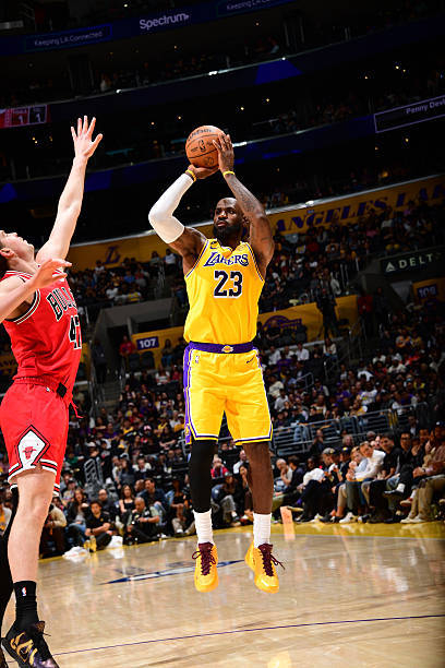 詹姆斯超越千三分里程碑 科比仍是湖人历史第一