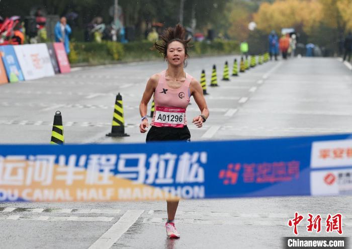 通州运河半马鸣枪开跑 万余跑者冒雨挑战21.097