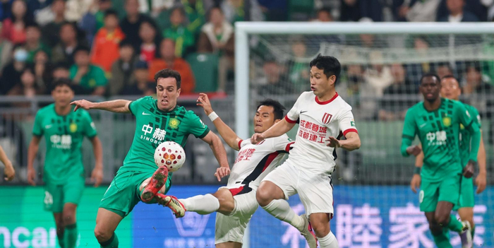 成都蓉城欠薪案引争议，球队状态领跑中超